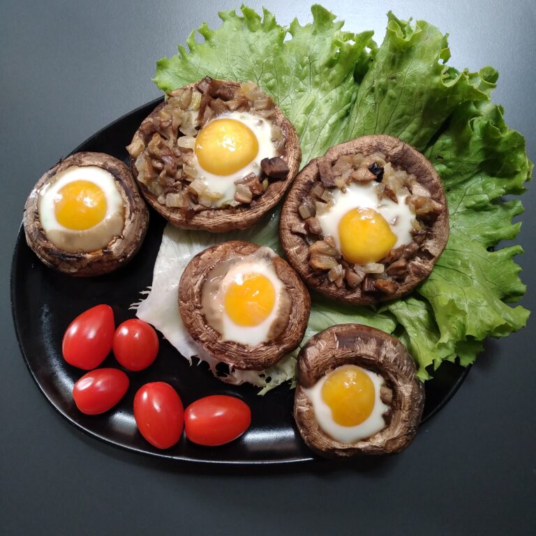 Шампиньоны с перепелиными яйцами в духовке фото