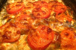 Курица по-французски с грибами, помидорами и сыром в духовке фото