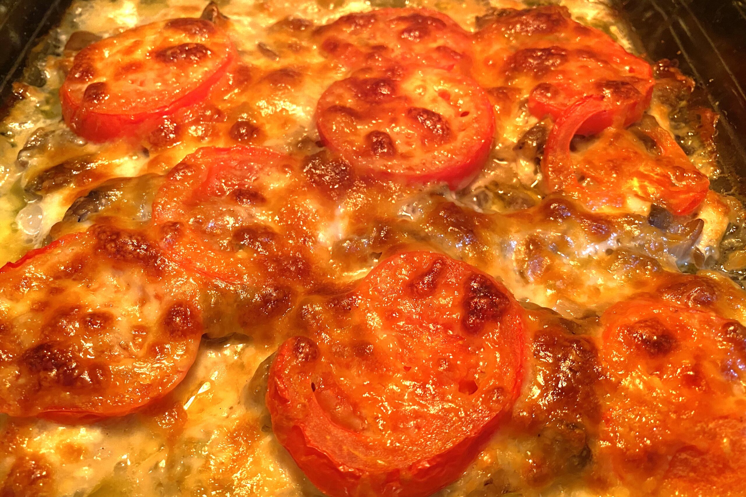 Курица по-французски с грибами, помидорами и сыром в духовке фото