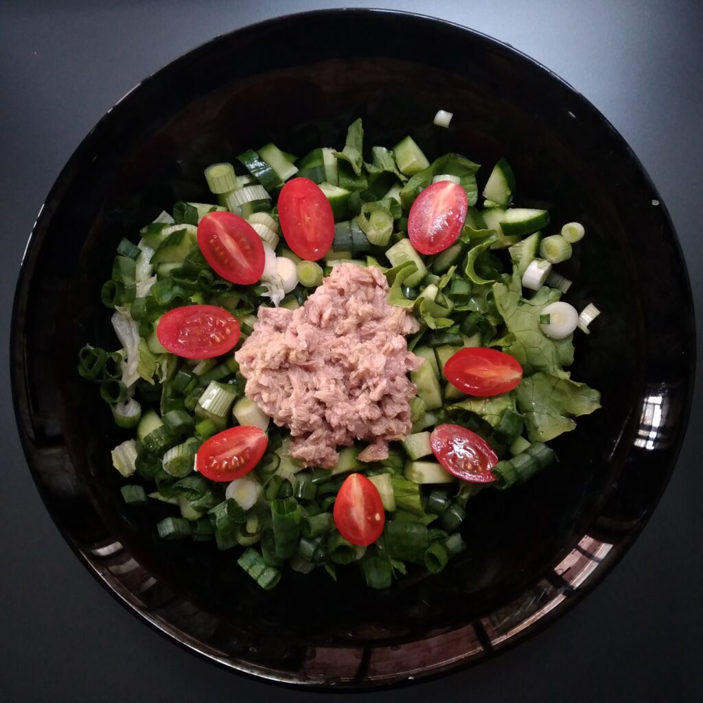 Салат с тунцом и огурцом фото
