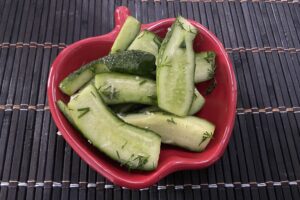 Малосольные огурцы с укропом и чесноком
