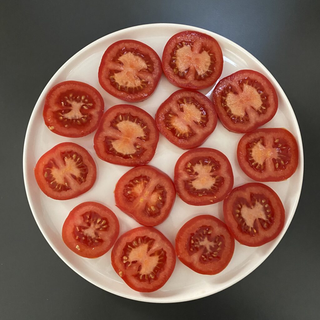 Помидоры нарезать кружками